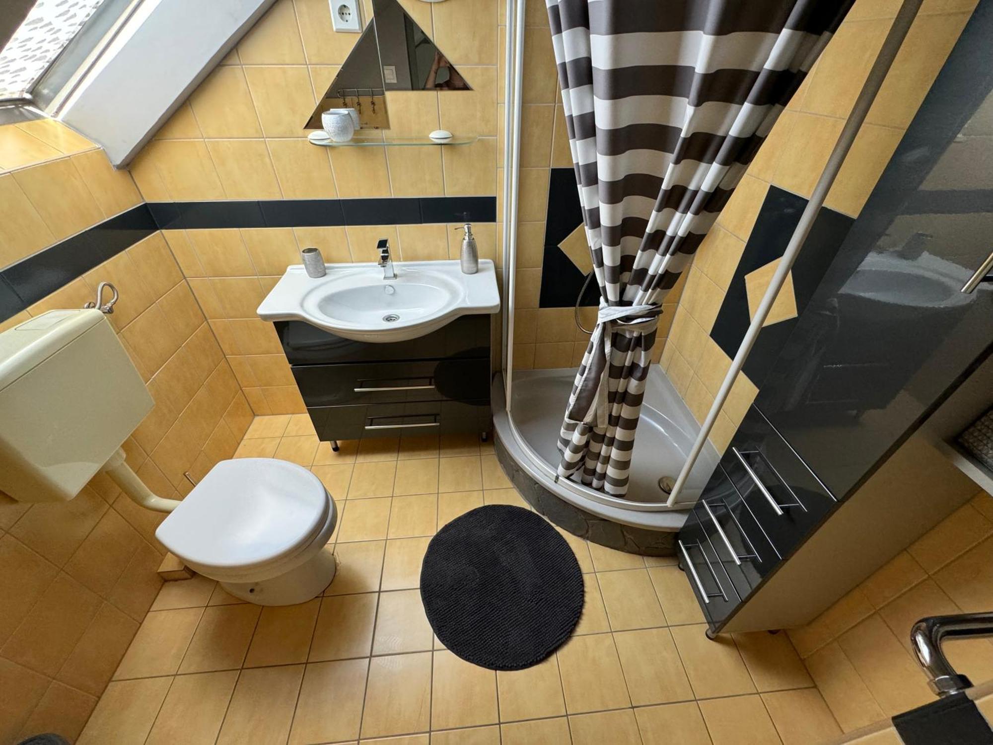 Rozsa Apartman Alsóörs Rum bild