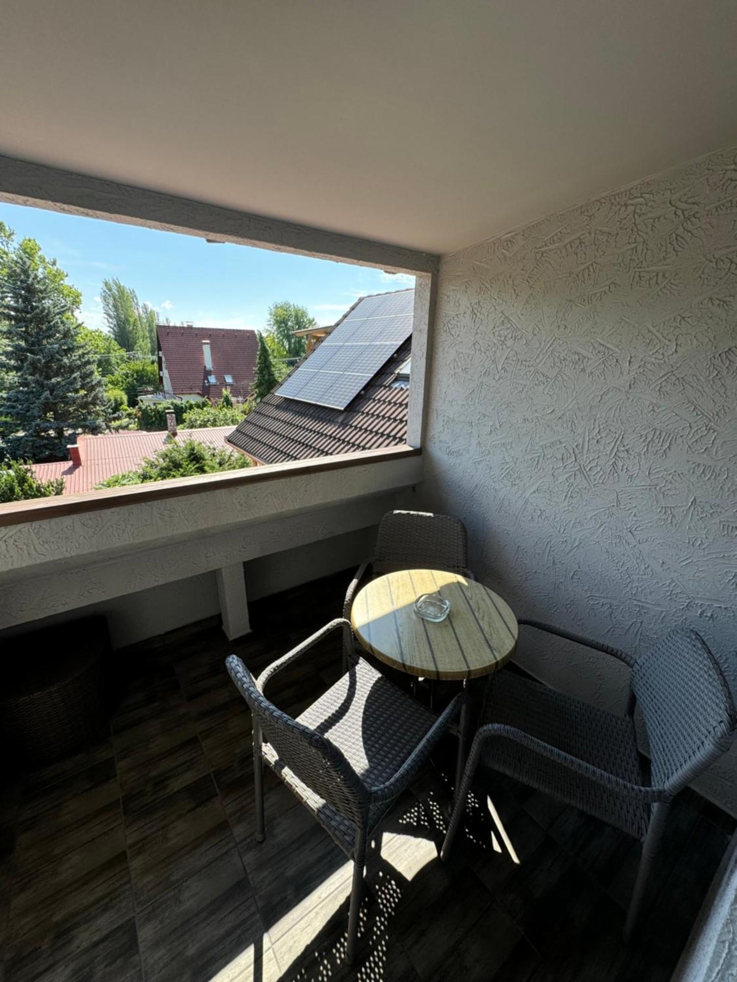 Rozsa Apartman Alsóörs Rum bild